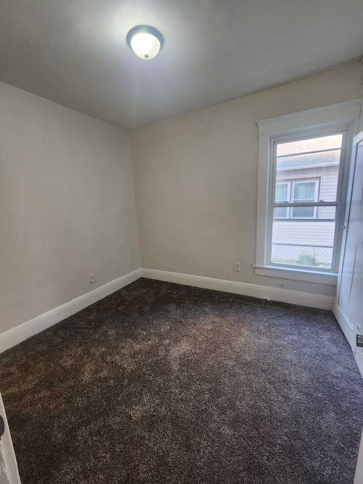 281 East Birch Street (back unit of 605 Dearborn) - Photo 3 of 7