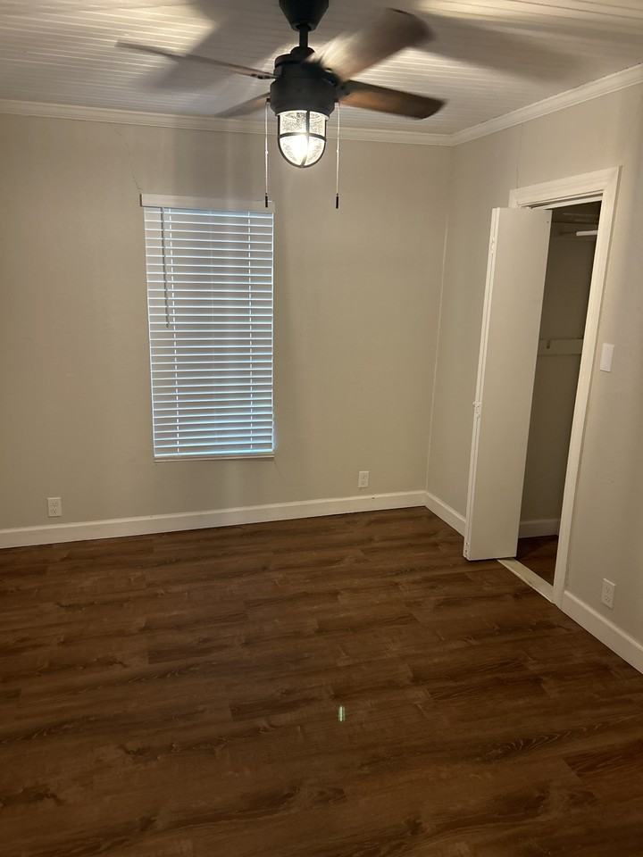 924 N Elm St #NA - Photo 4 of 9