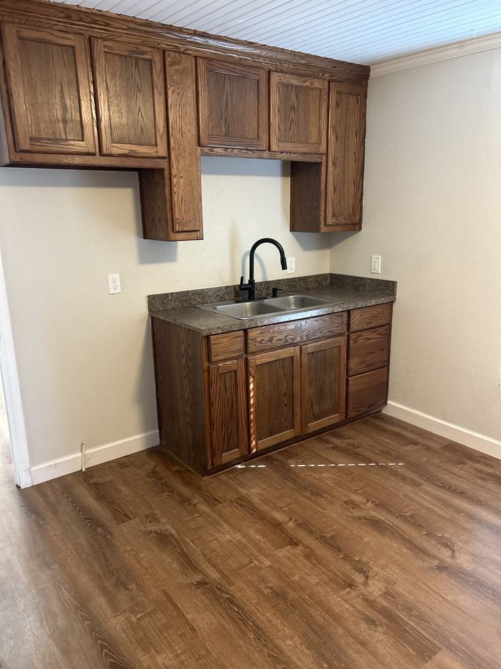 924 N Elm St #NA - Photo 5 of 9