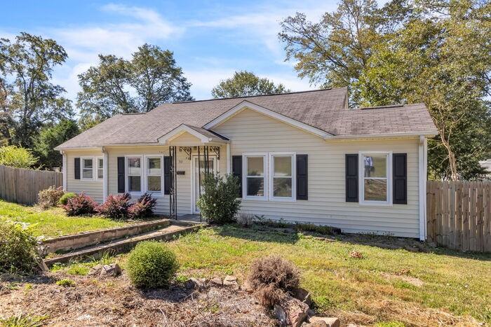 301 Lindbergh St - Photo 2 of 26