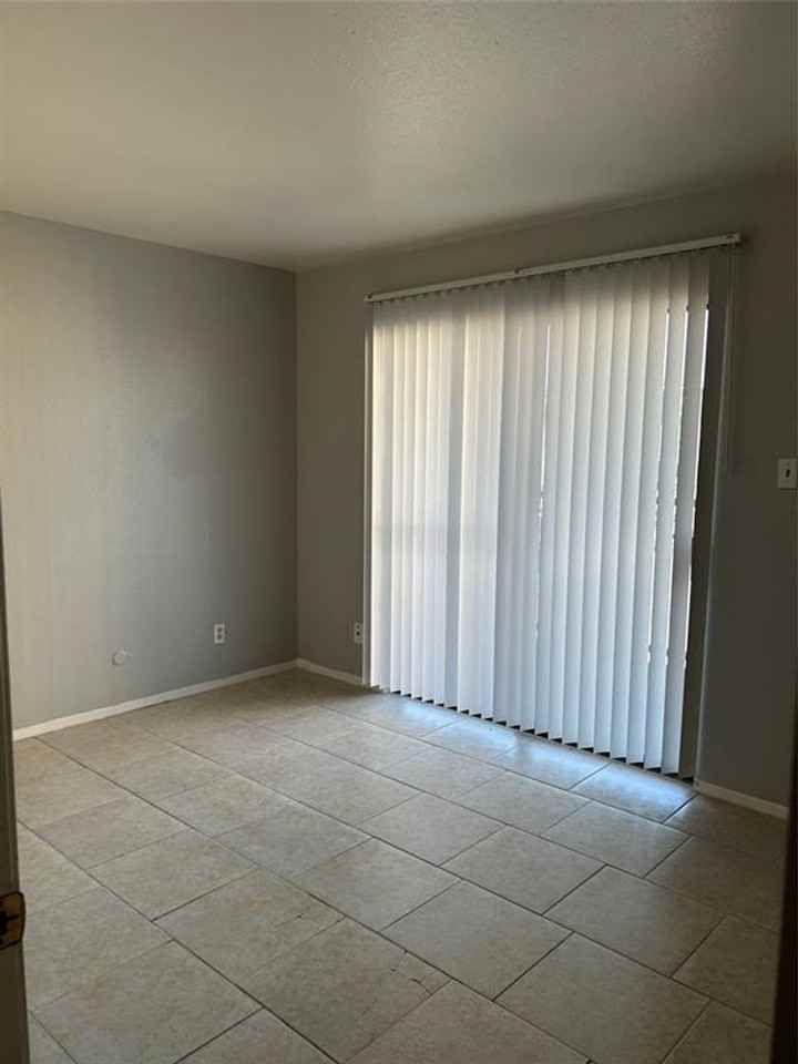 Plaza Verde Condos for Rent - Photo 3 of 8