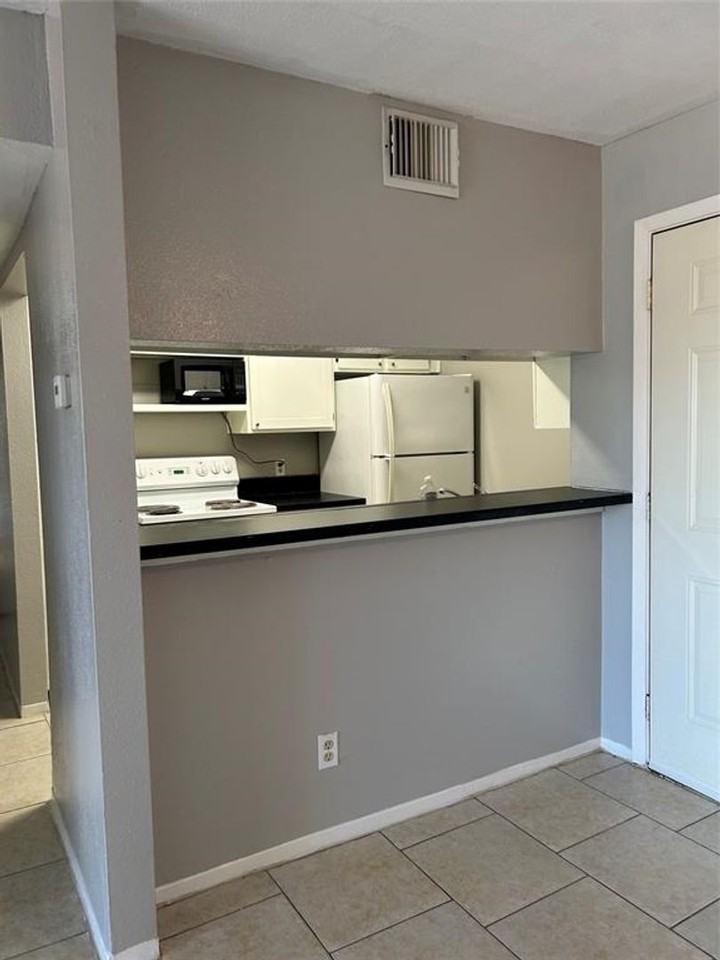 Plaza Verde Condos for Rent - Photo 5 of 8