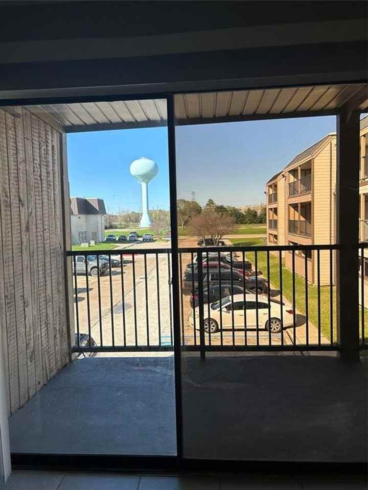 Plaza Verde Condos for Rent - Photo 6 of 8