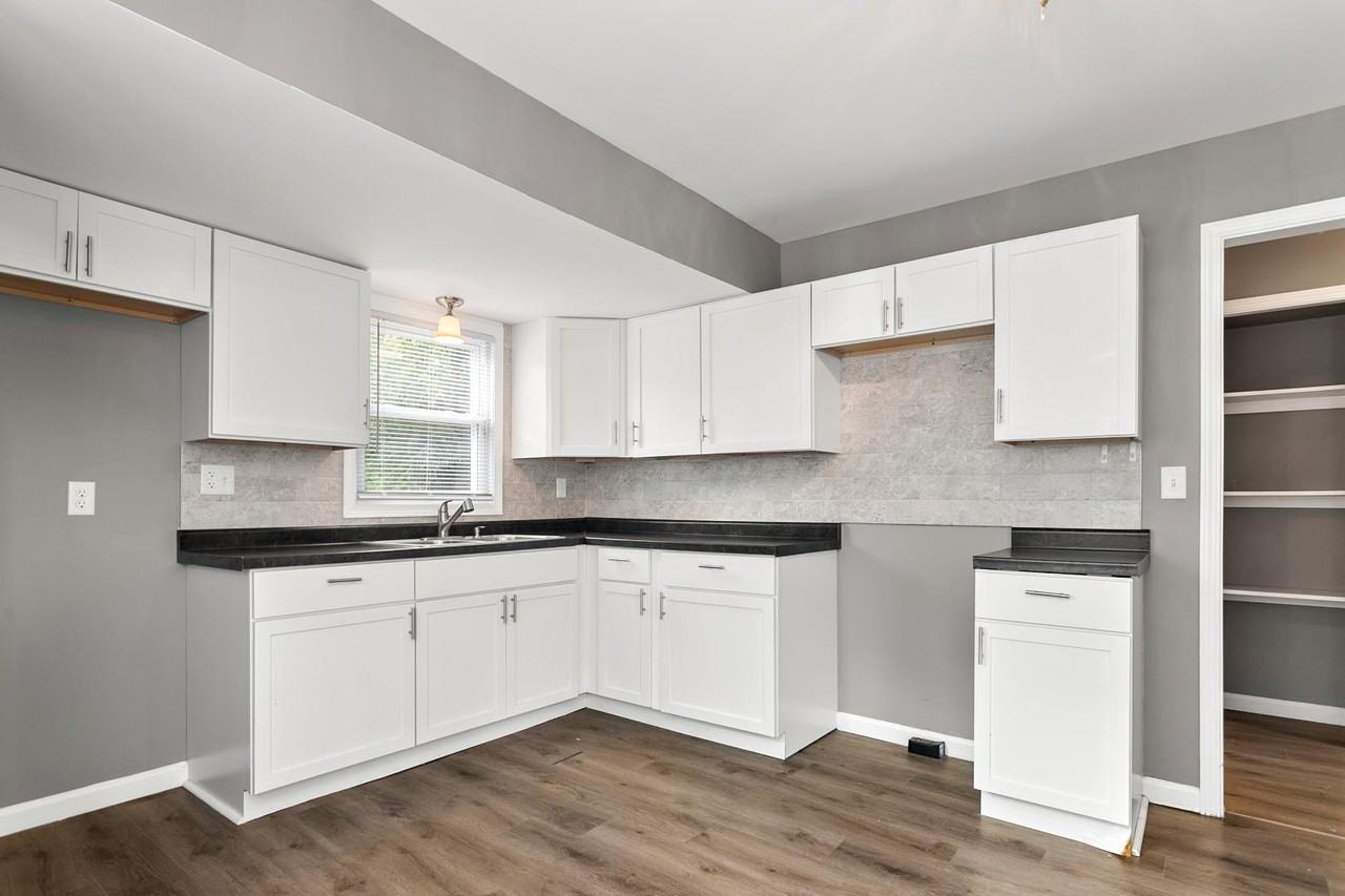 4827 N 47th St - Photo 2 of 36