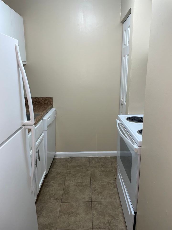 The New Meridian Apartments - Photo 3 of 15
