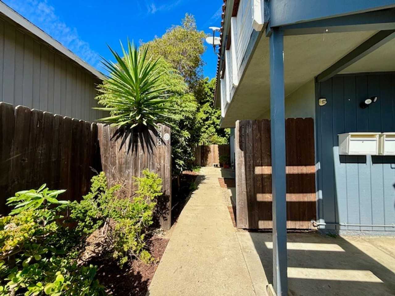 933 Peninsula St - Photo 2 of 29