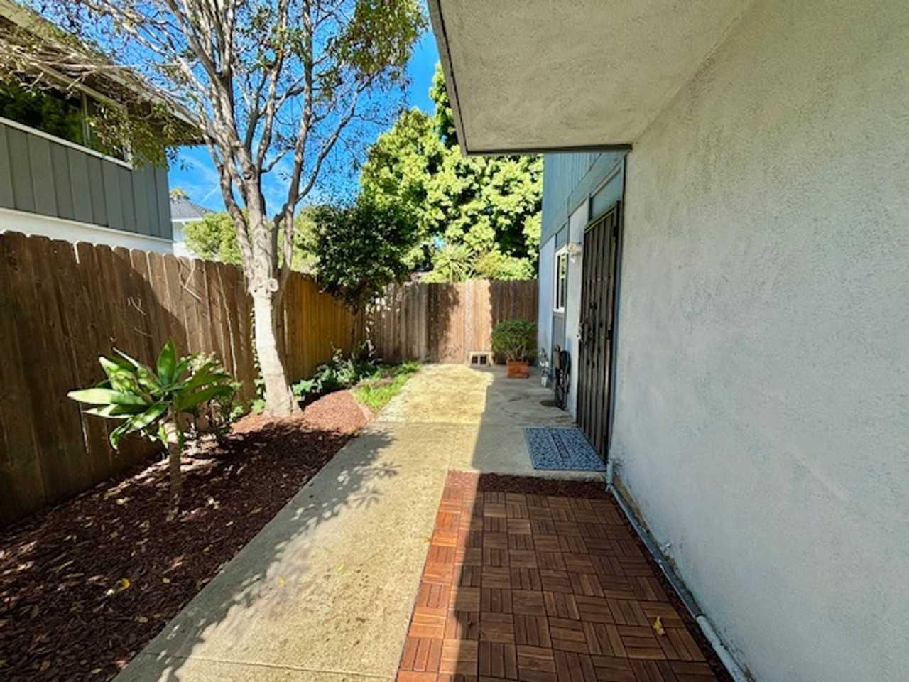 933 Peninsula St - Photo 3 of 29