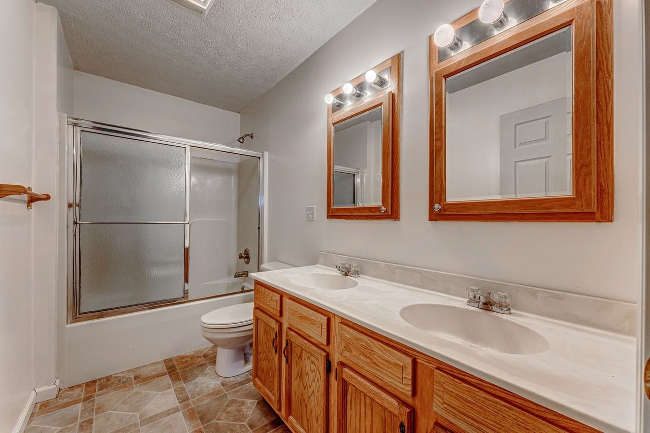 749 Garrison Ave - Photo 5 of 27