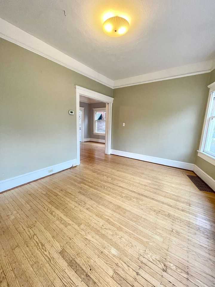 1430 Se 46th Ave - Photo 3 of 21