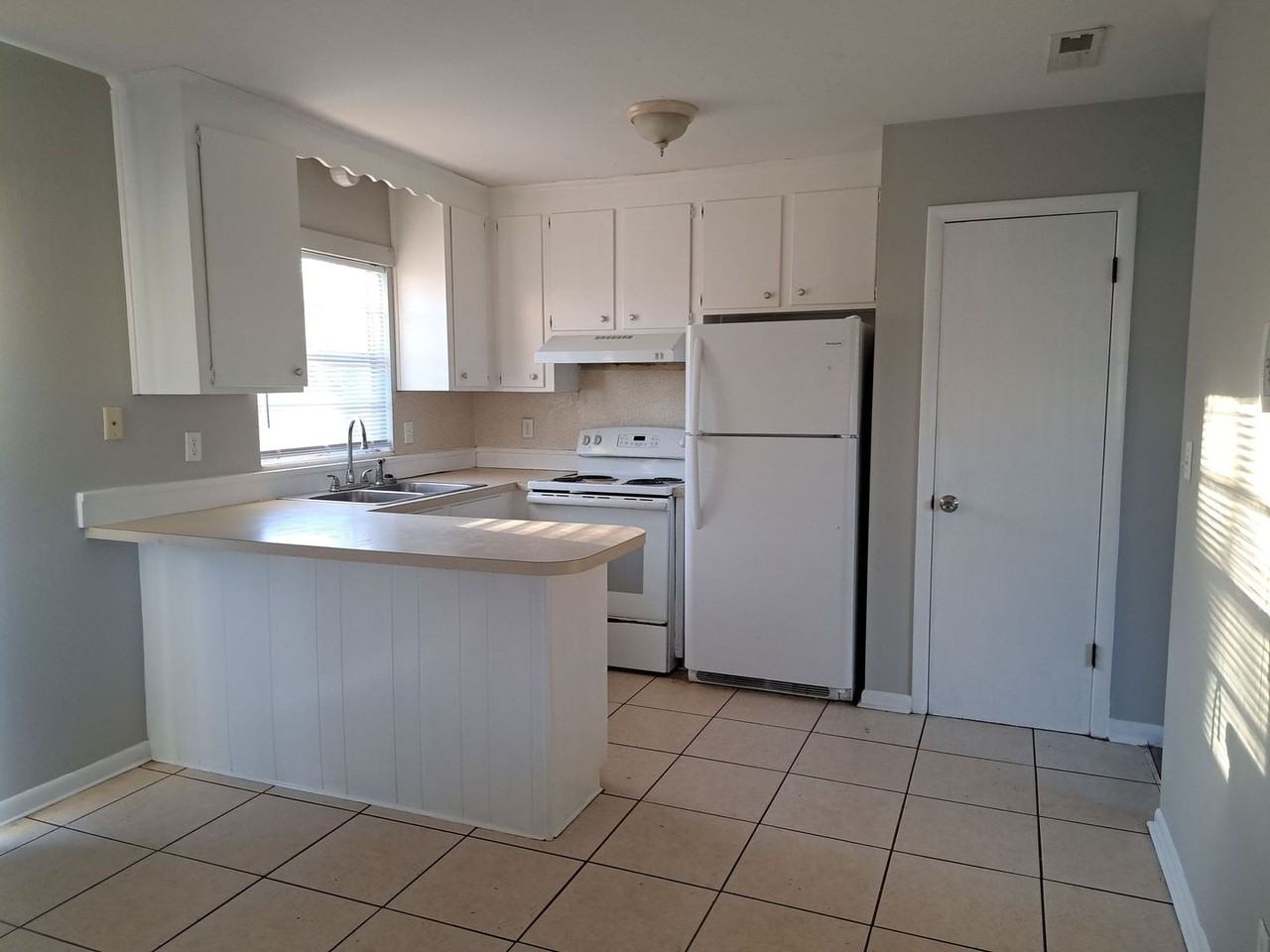 319 S Berthe Ave - Photo 2 of 17