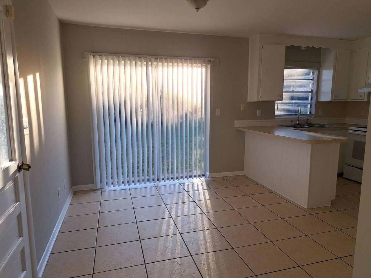 319 S Berthe Ave - Photo 3 of 17