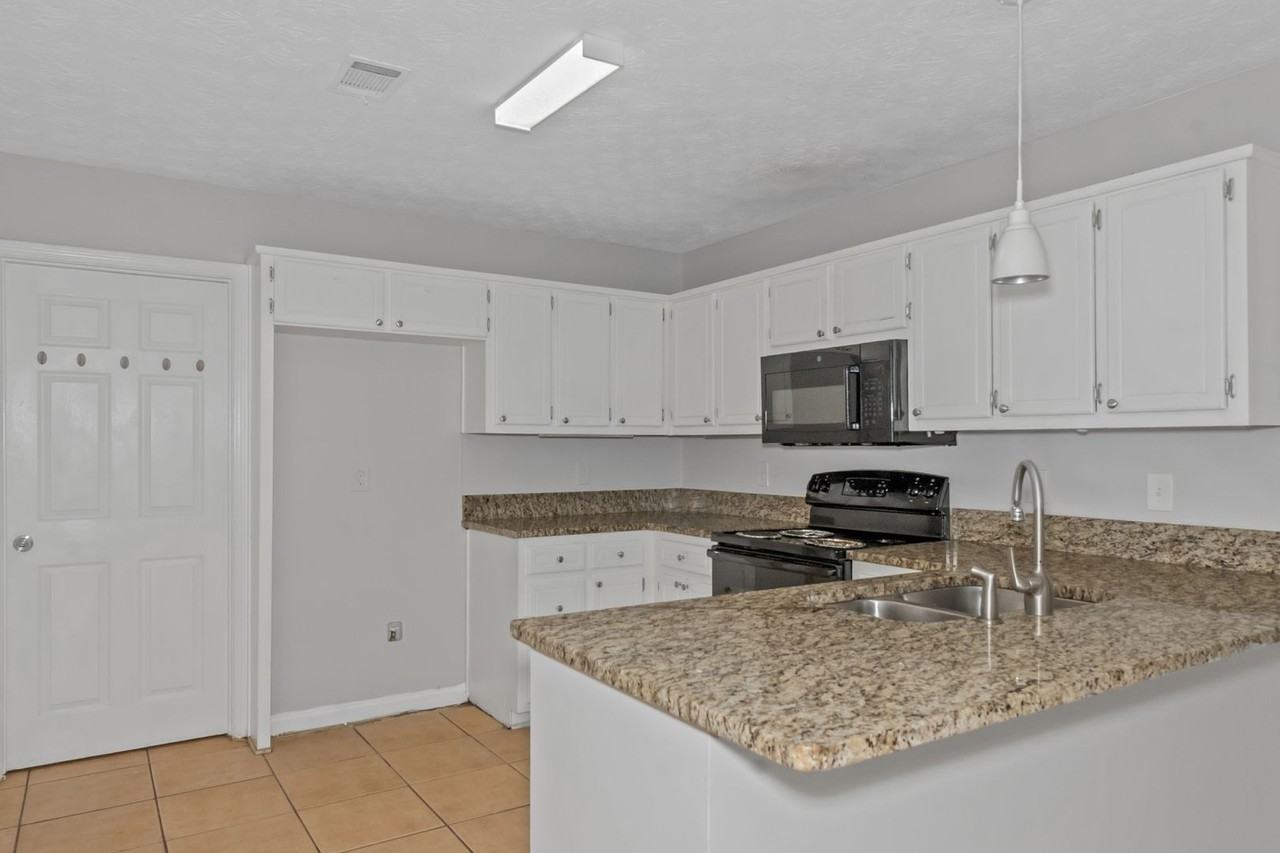 213 Robin Lane - Photo 7 of 33