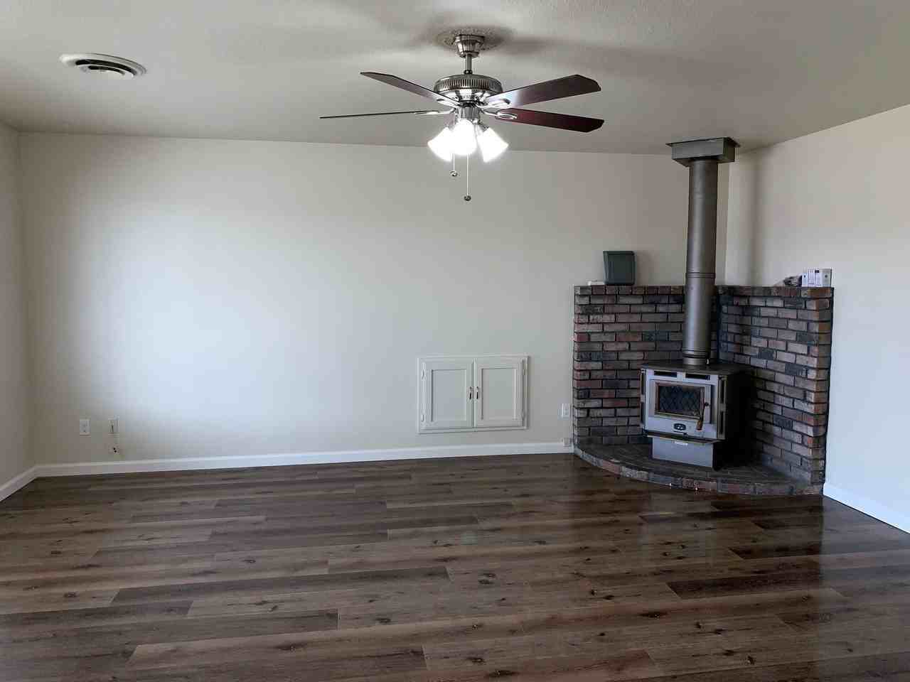 1812 Larkspur Ln - Photo 2 of 13