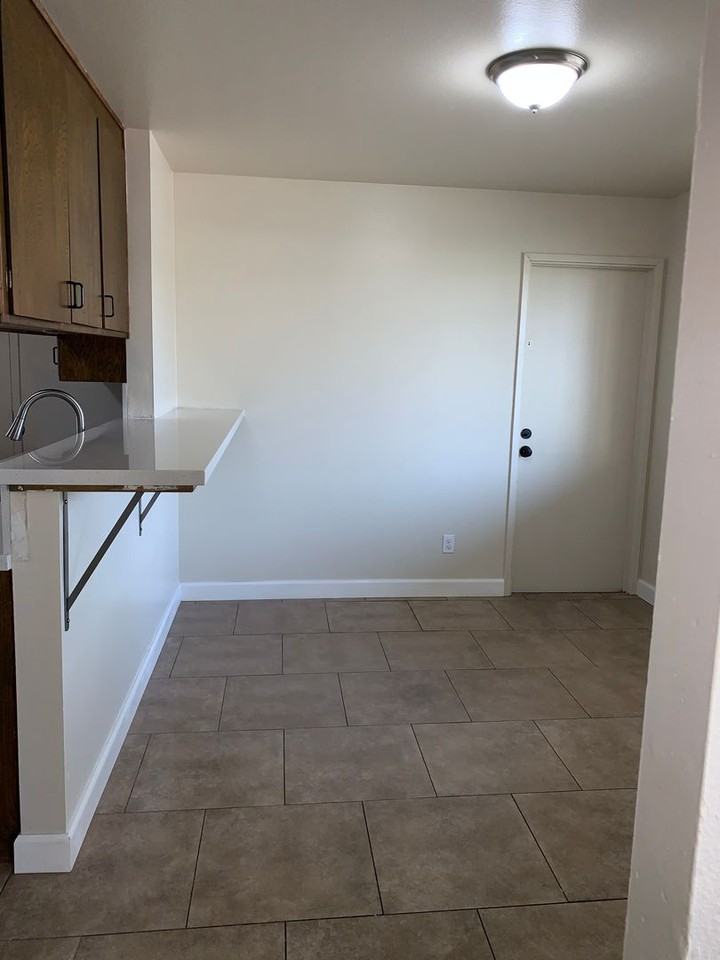 1812 Larkspur Ln - Photo 3 of 13