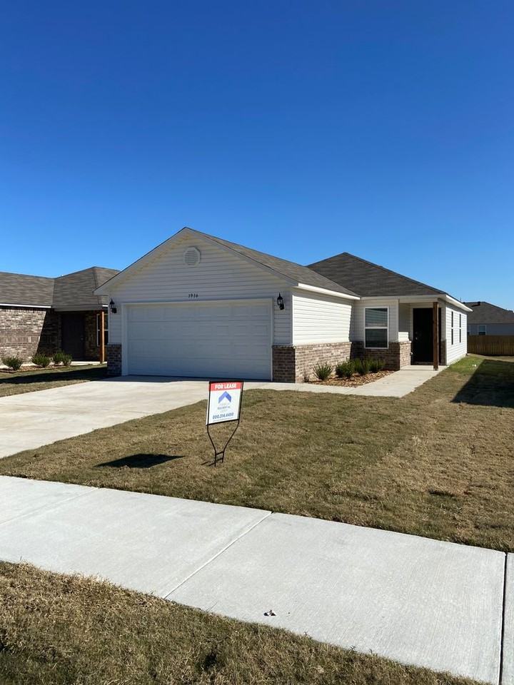 1916 Peony St - Photo 4 of 20