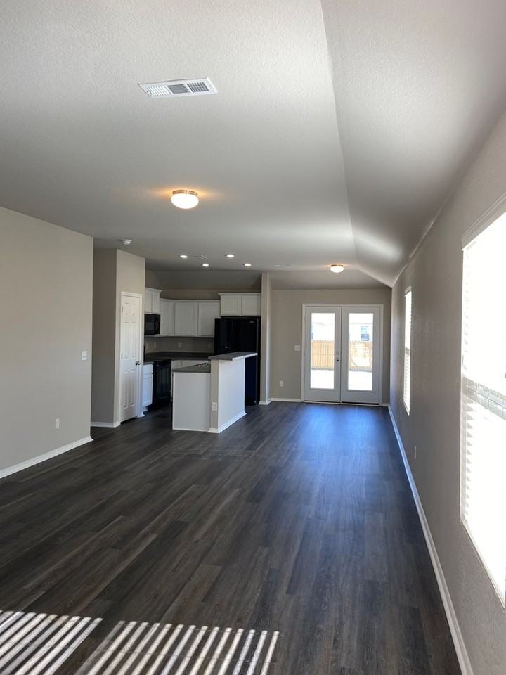 1916 Peony St - Photo 5 of 20