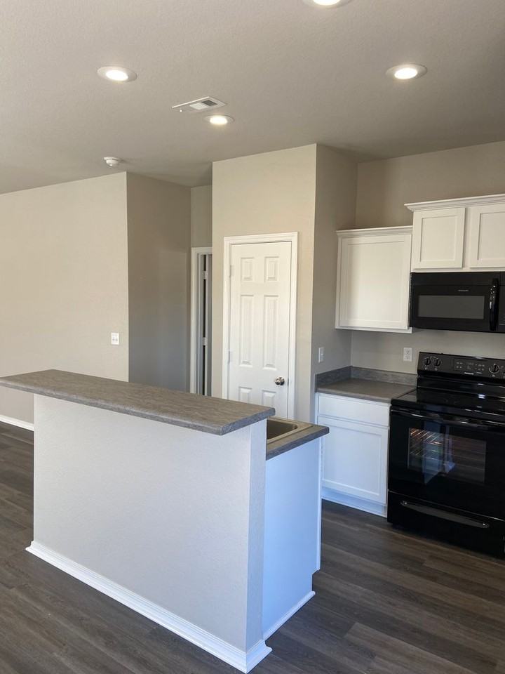 1916 Peony St - Photo 6 of 20