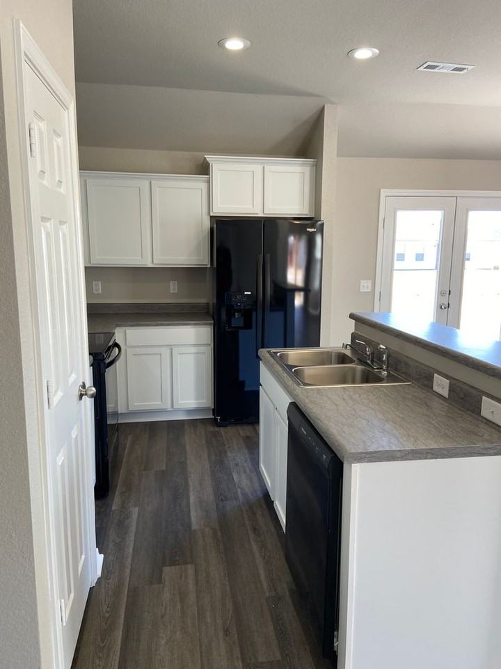 1916 Peony St - Photo 7 of 20