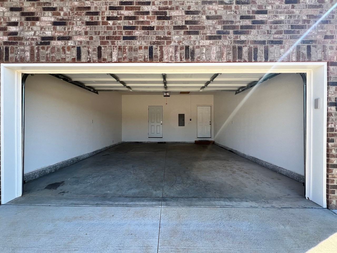 1160 S Mission Ave - Photo 2 of 16