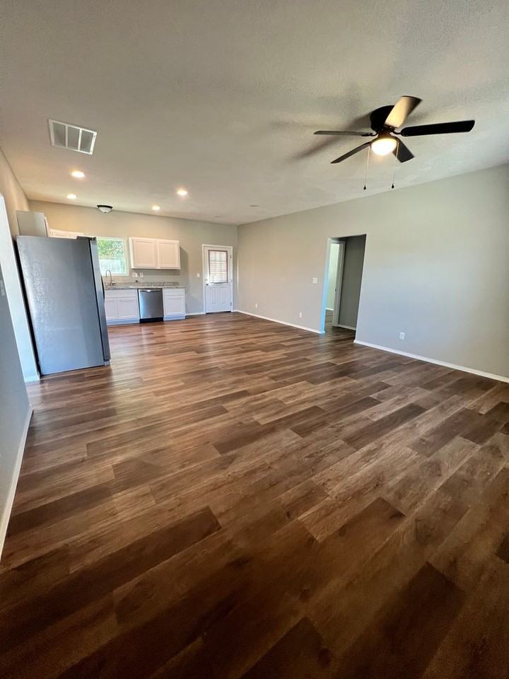 1160 S Mission Ave - Photo 3 of 16