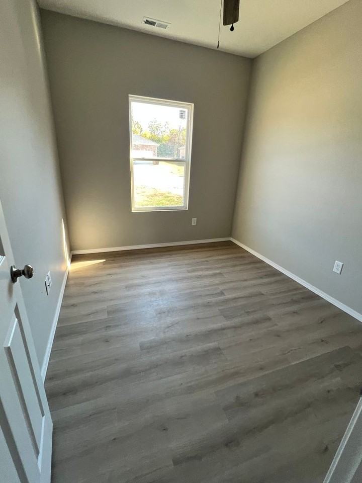 1105 S Mission Ave - Photo 3 of 25