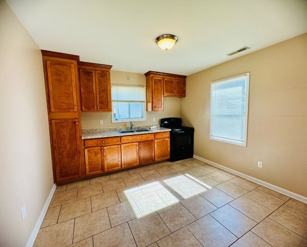 106 Springs St - Photo 4 of 11