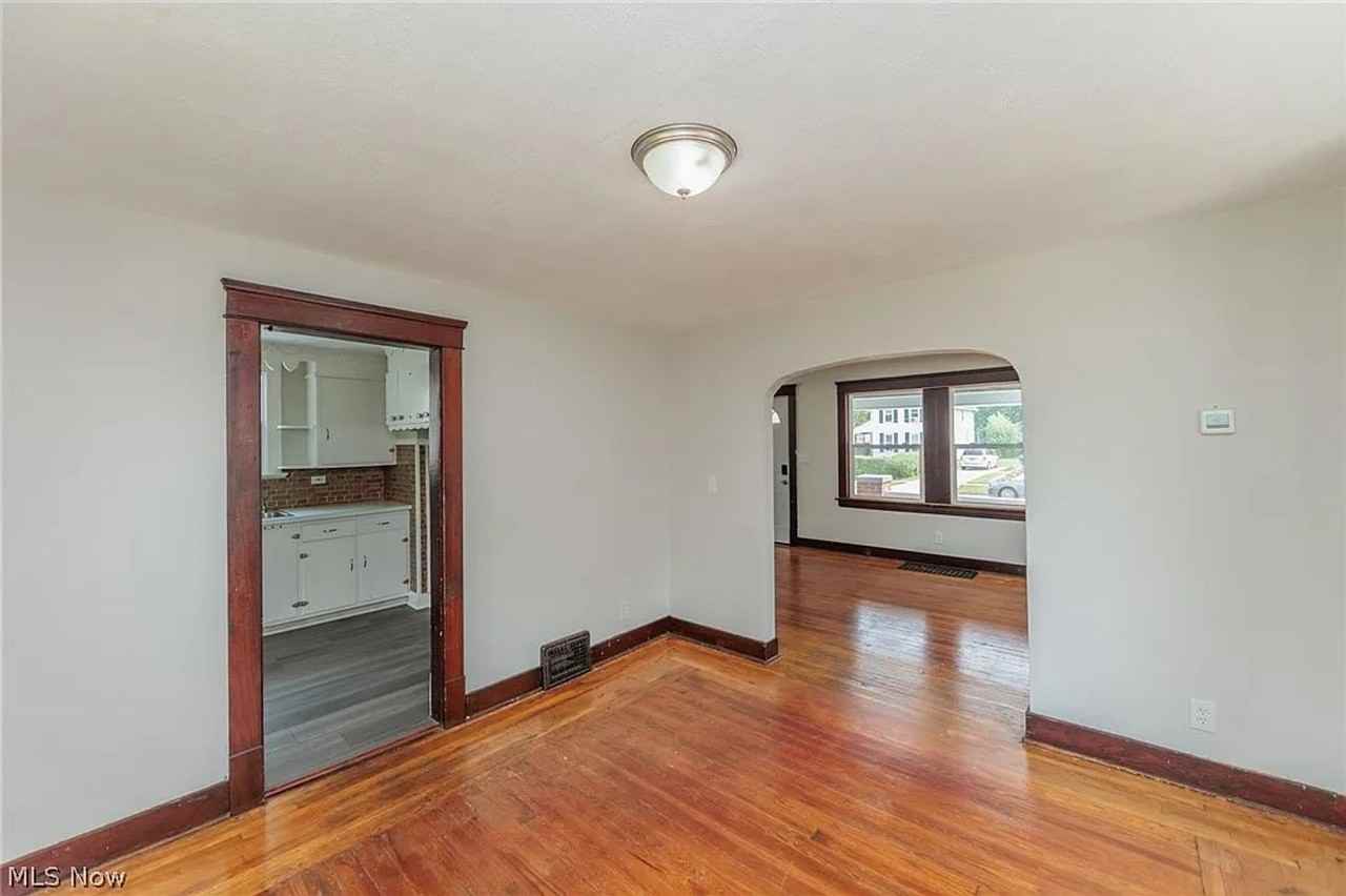 922 W 22nd St - Photo 5 of 20