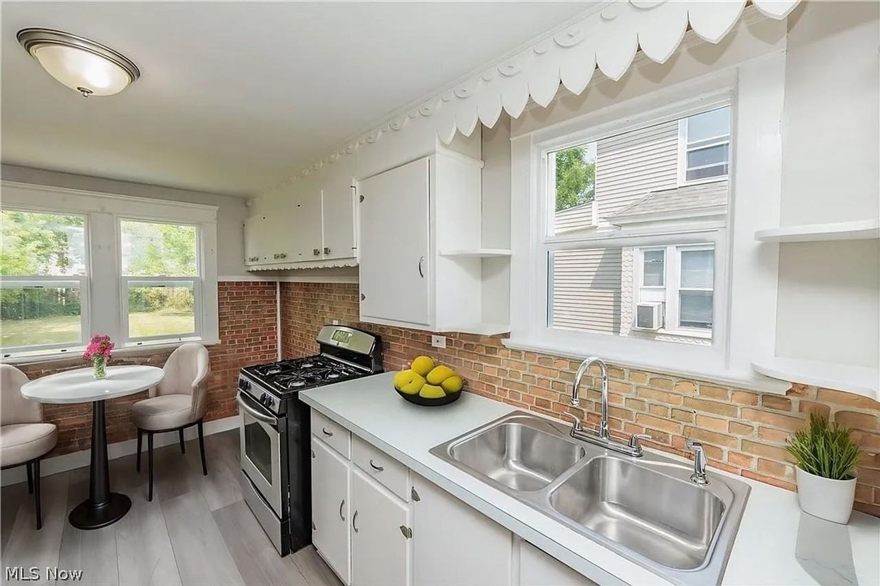 922 W 22nd St - Photo 6 of 20