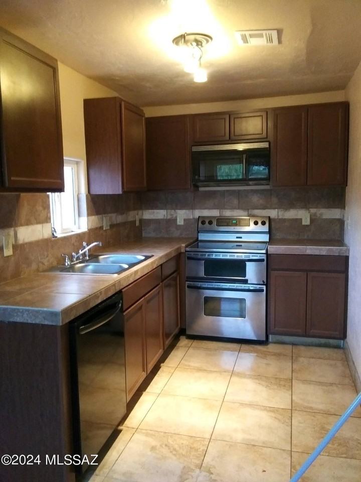 3914 S 5th Ave #A - Photo 3 of 18