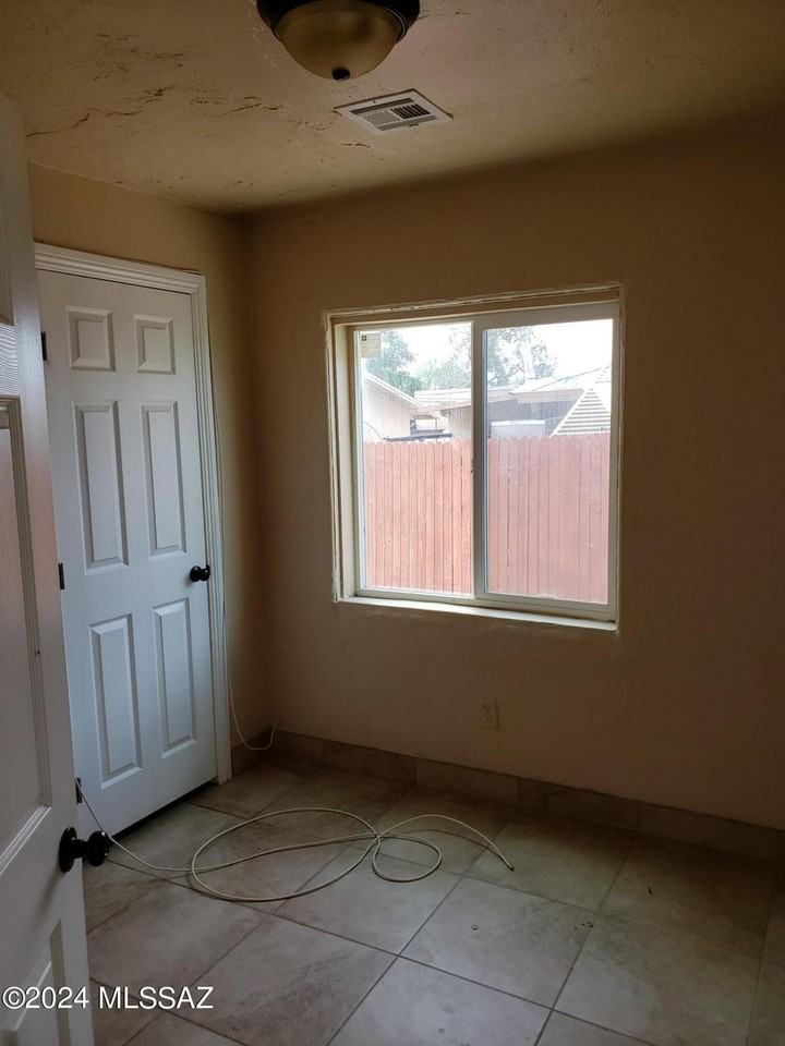 3914 S 5th Ave #A - Photo 7 of 18