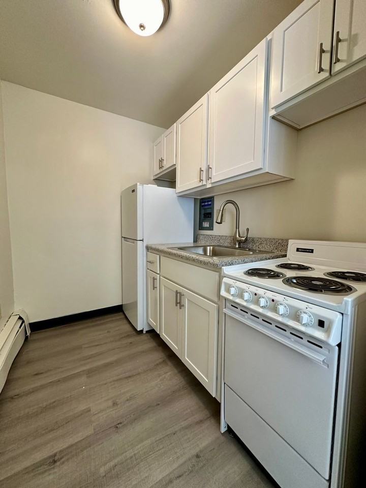 Brett Manor - Photo 3 of 28