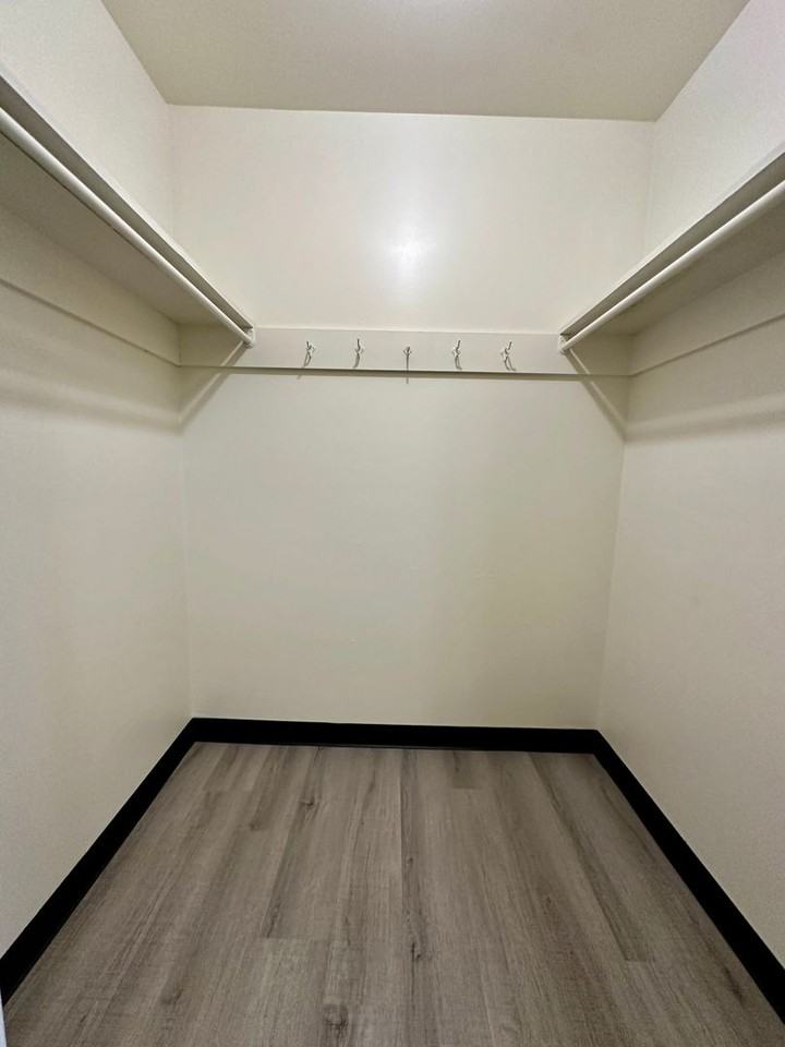 Brett Manor - Photo 4 of 28