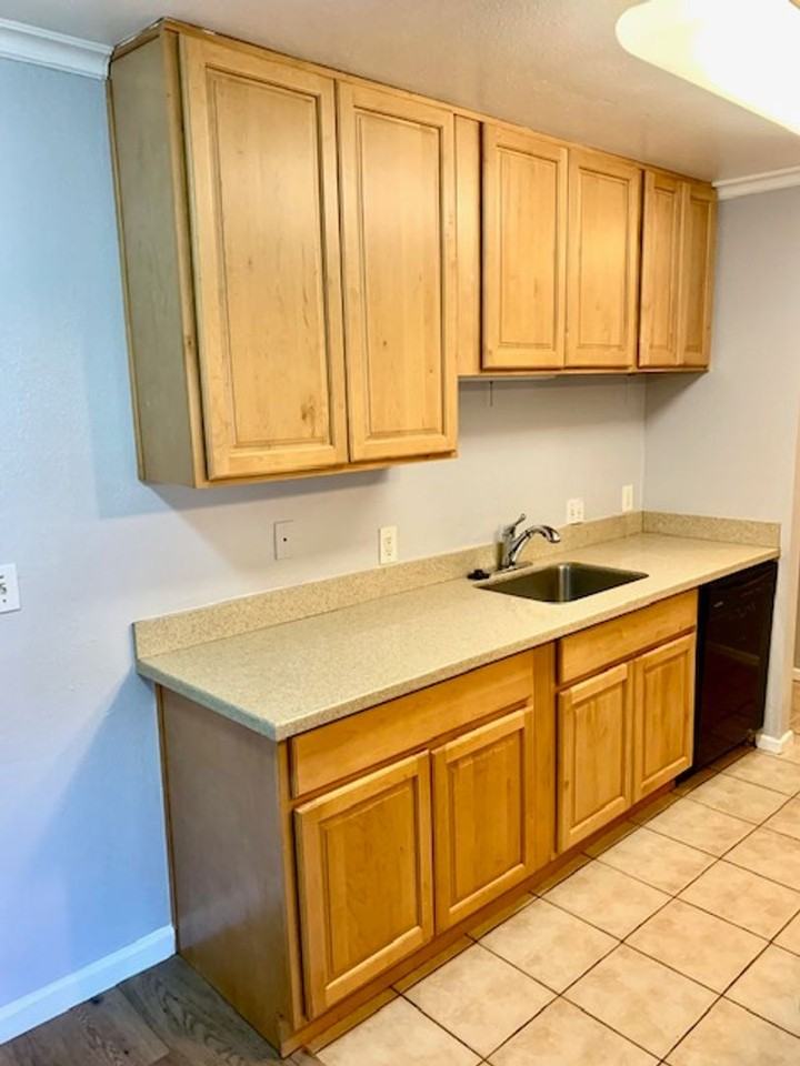 1163 Lakeview Cir - Photo 4 of 19