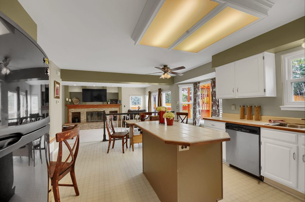 8892 Estebury Circle - Photo 3 of 7