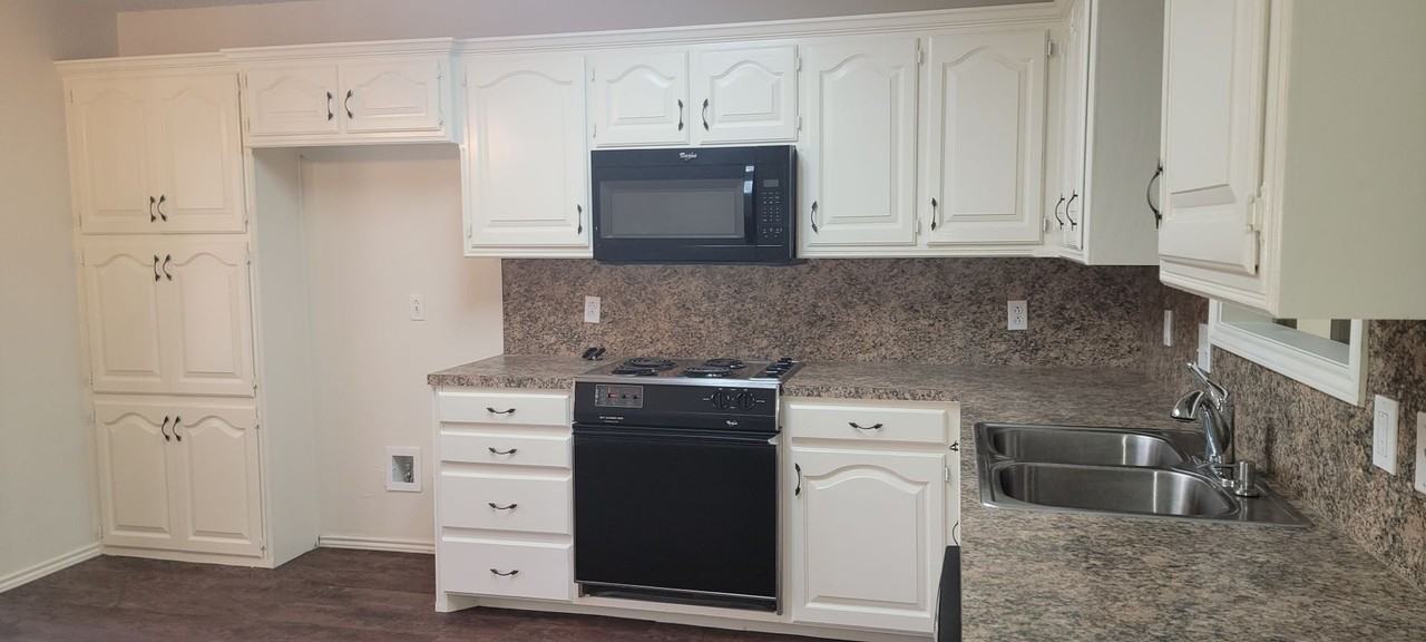 3717 103rd St - Photo 4 of 16