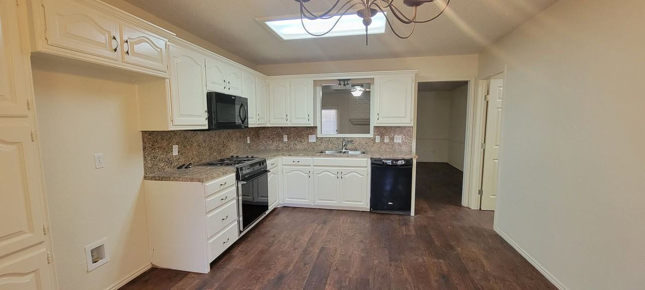 3717 103rd St - Photo 5 of 16