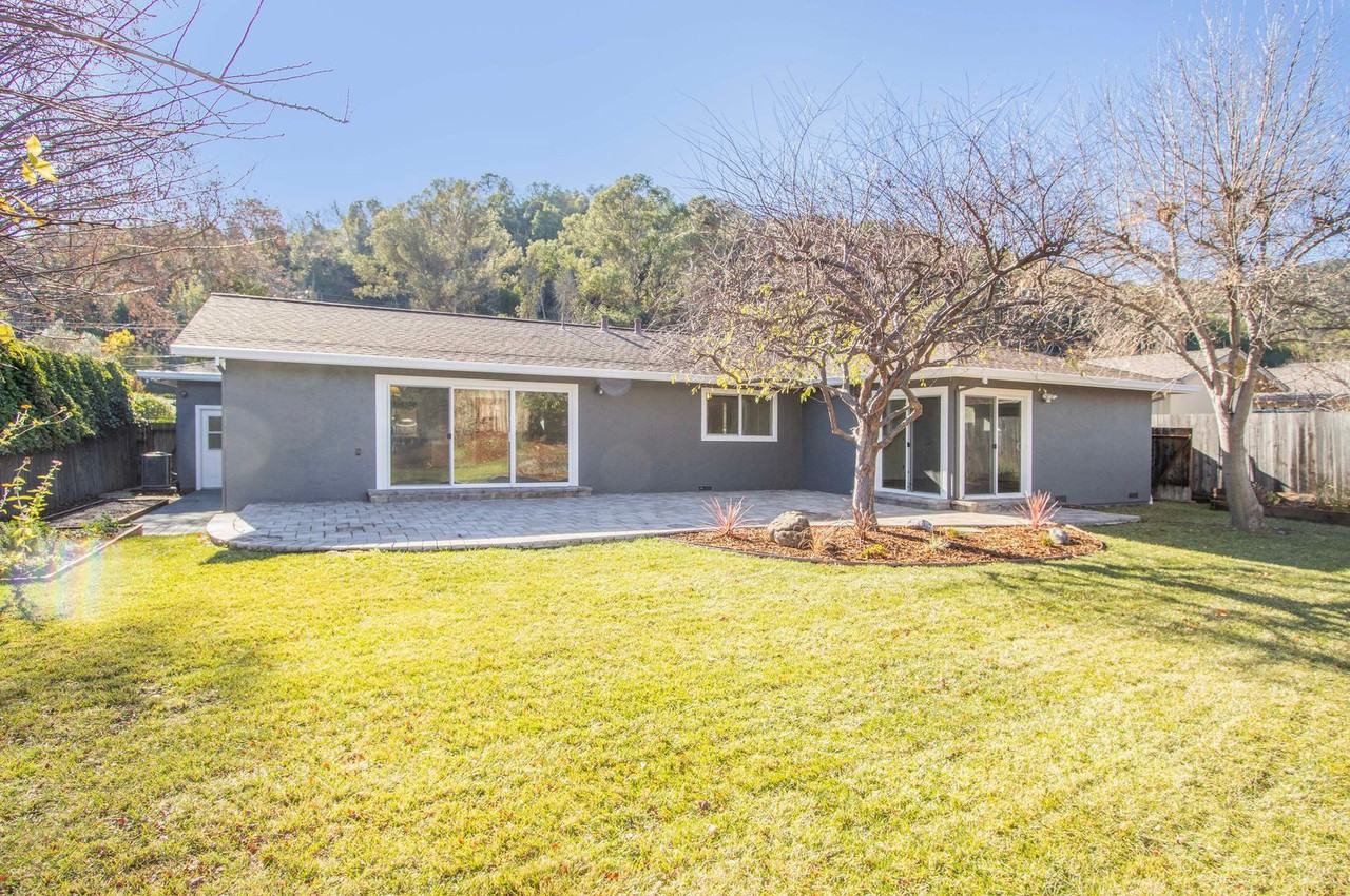 22 Rollingwood Dr - Photo 3 of 20