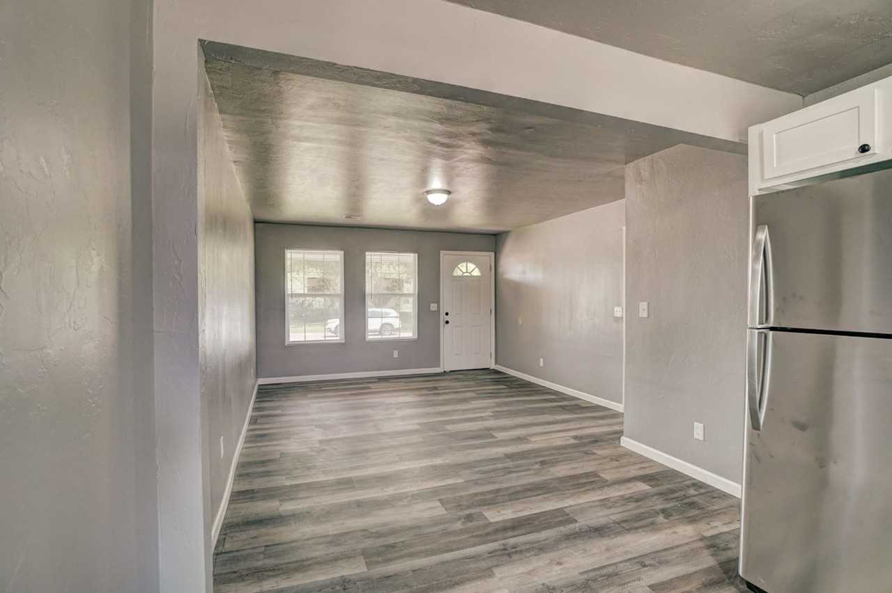 1201 Mark St - Photo 3 of 9