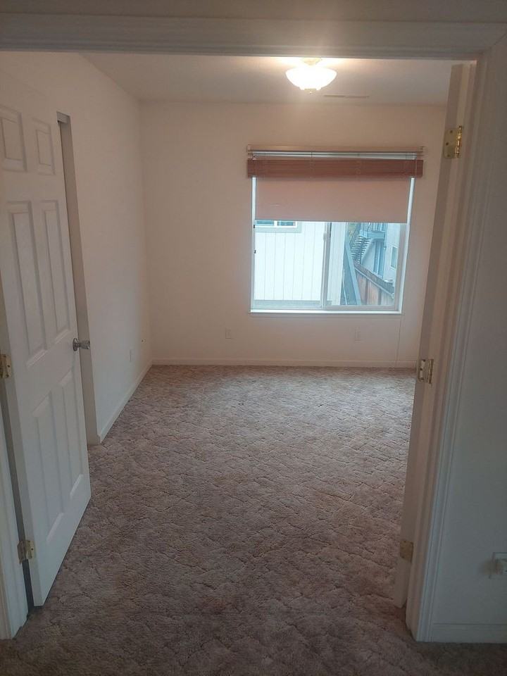 935 E Fifth St #201 - Photo 6 of 7