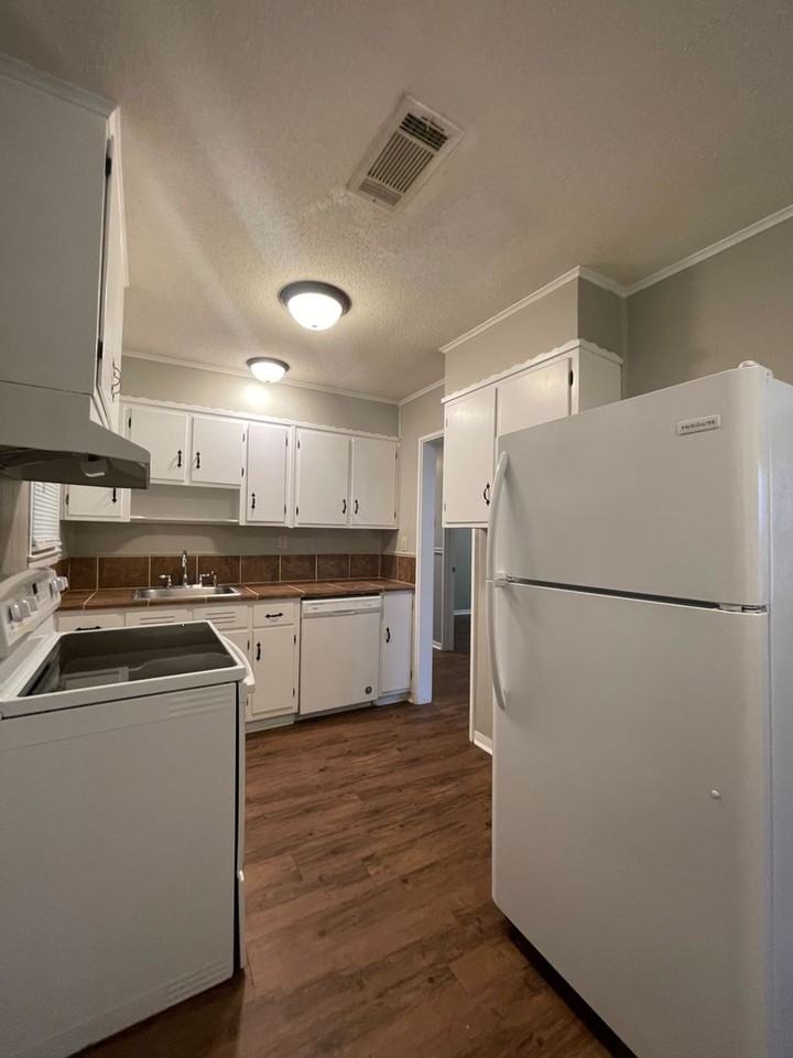 1133 Beechdale Rd - Photo 3 of 11