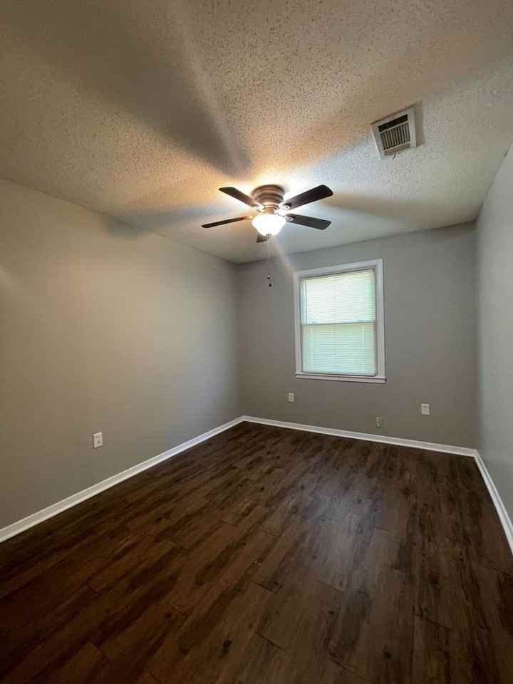 1133 Beechdale Rd - Photo 4 of 11