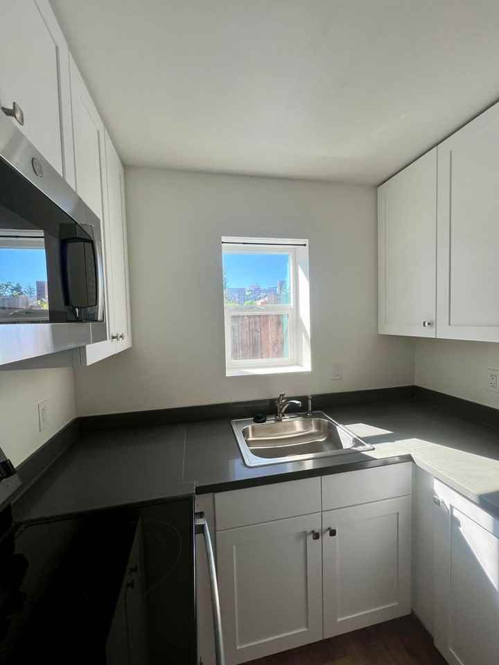 1049 3rd St - Photo 3 of 7