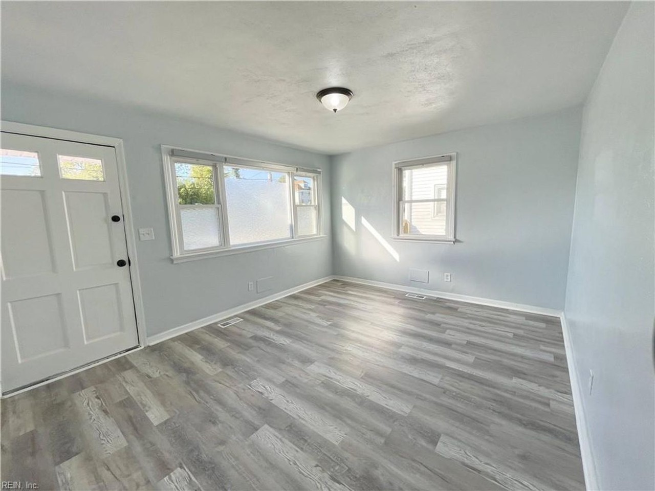 1118 Little Bay Ave - Photo 2 of 14