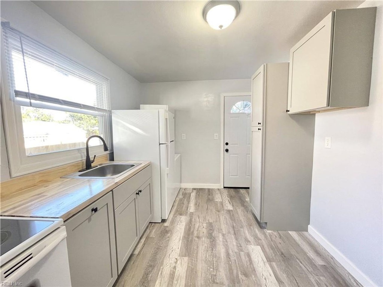 1118 Little Bay Ave - Photo 4 of 14