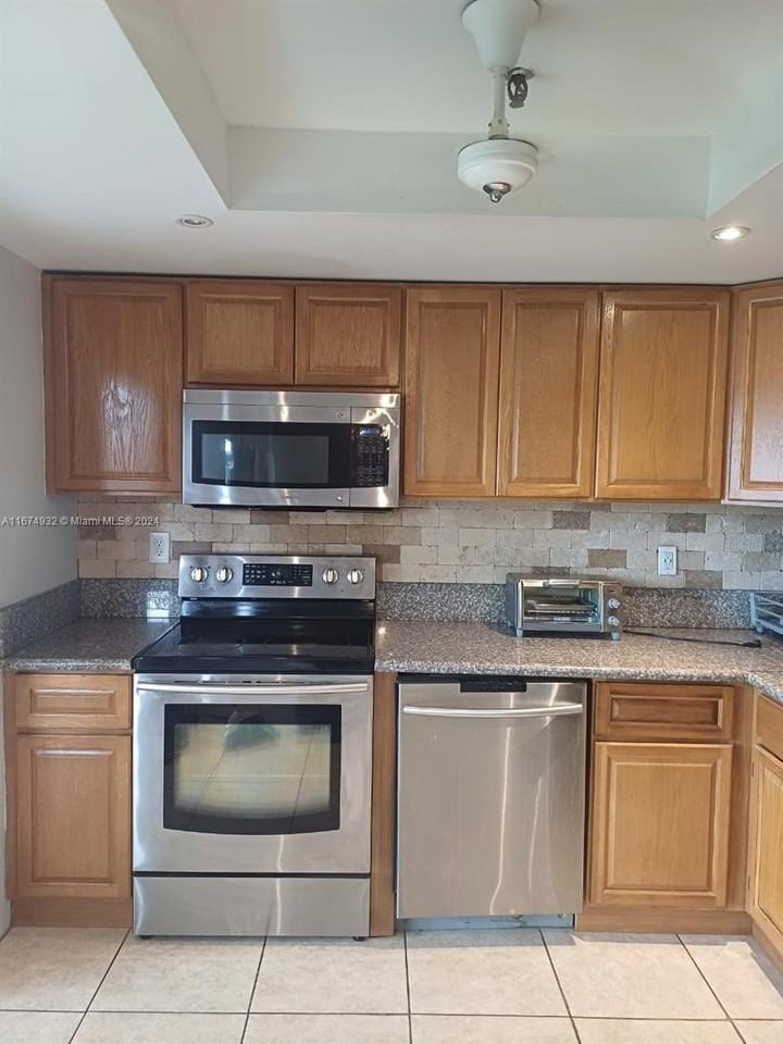 665 Ne 195th St #119 - Photo 2 of 8