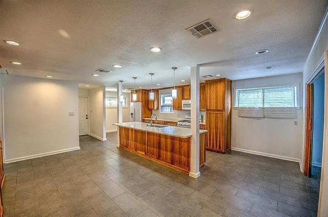 212 Barry Ave - Photo 2 of 18