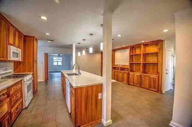 212 Barry Ave - Photo 3 of 18