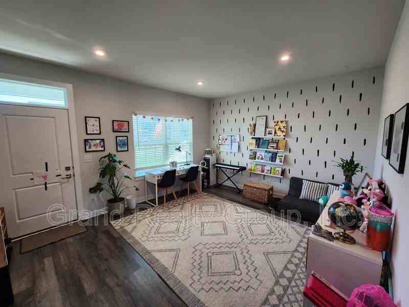 1810 Tall Oaks Dr - Photo 2 of 16