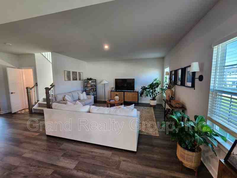 1810 Tall Oaks Dr - Photo 3 of 16