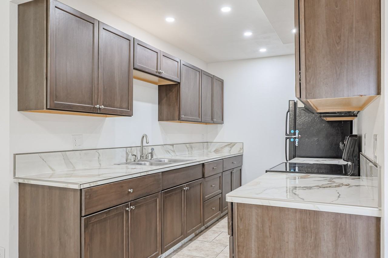 6058 W Golden Ln - Photo 4 of 19